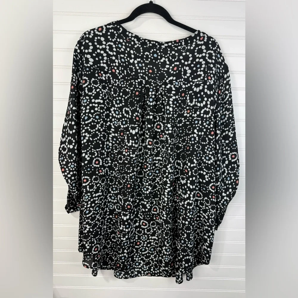 Avenue womens plus size Black & white dot dressy tunic blouse.  Size 30/32 - Picture 2 of 6
